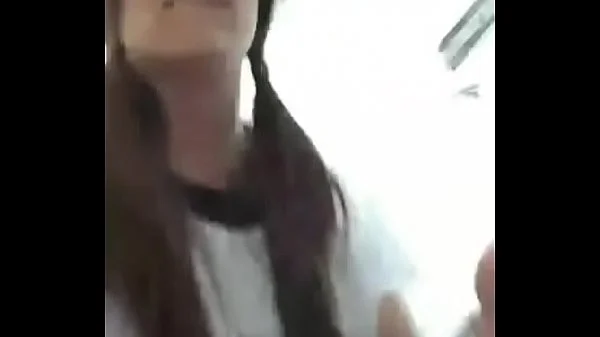 Latina fitness se corre en baño de gym