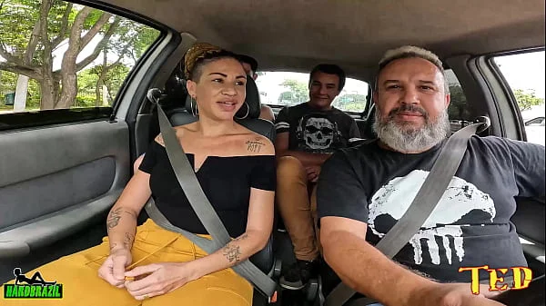 Casal de Swinger entra na carona e Sra Lovefire conta sobre seu GangBangs