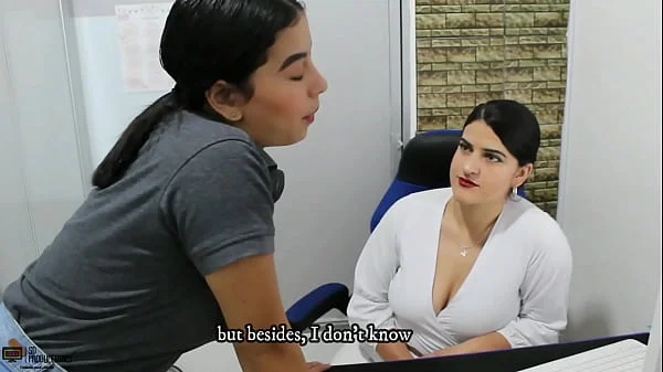 Estudiante cachonda lamiendo y comiéndole el coño a la directora