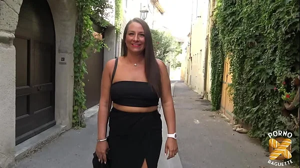 Mila, belle milf, en trio anal avec sa copine Angelina