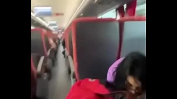 Se la chupo y cogemos en el bus