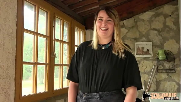 Davina, étudiante coquine, offre son cul pour sa première scène