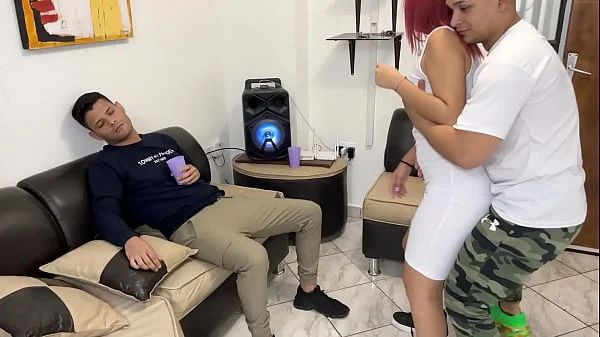 Que Rico es Bailar con La Esposa de mi Amigo y Frotarle mi Polla por su Culo al frente de su Marido NTR