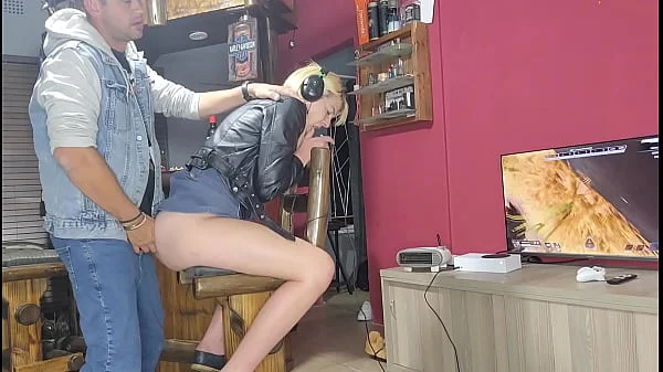 Gamer girlfriend fucked in the ass while playing apex legends