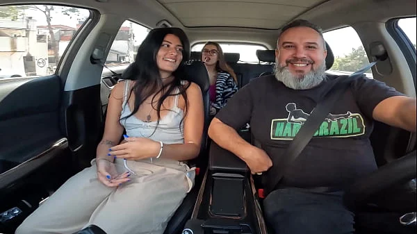 Serena Santori na primeira vez da novinha ela tirou tudo no carro e chupou o motorista