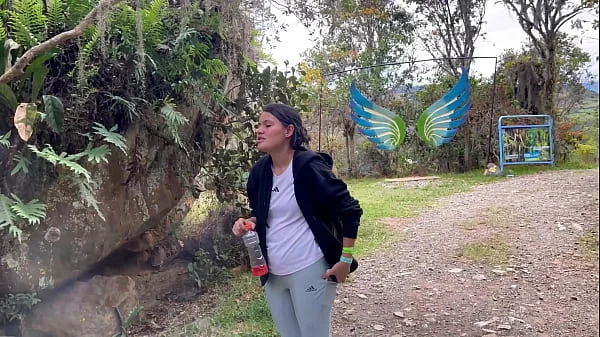 Sexo lésbico al aire libre después de una dosis de adrenalina.