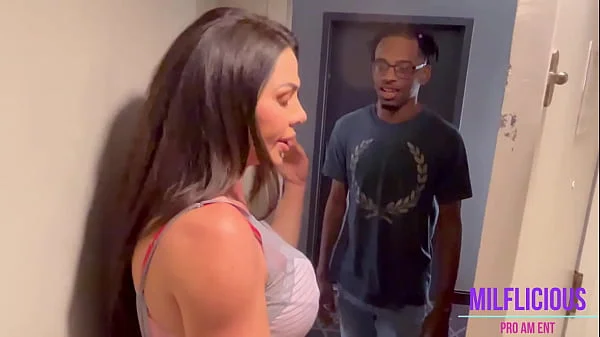 Milf Nina Has sex with Masseuse