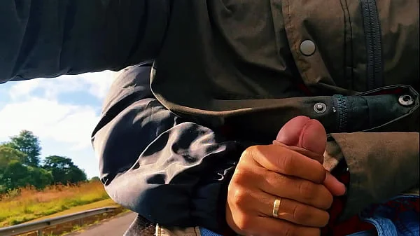 HOTWIFE Safada bateu uma na estrada até gozar!!! QUASE FOMOS PEGOS / Naughty HOTWIFE jerked off on the road until she cum!! WE ALMOST GOT CAUGHT.