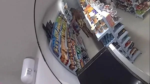Gerente e ajudante de mercadinho pega a loira e morena sem dinheiro para pagar compra e mete a pica sem camisinha na buceta dessas putinhas como pagamento