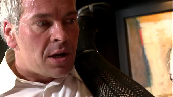 Chef fickt seine süsse Angestellte - HD