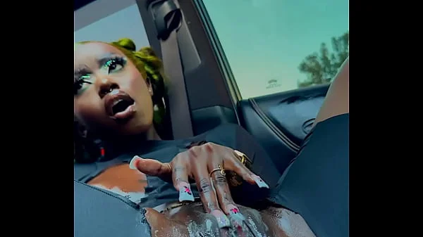 Negra eyaculando en su auto (queen tahshaar)