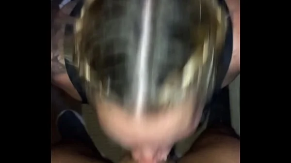 Rubia la chupa bien rico