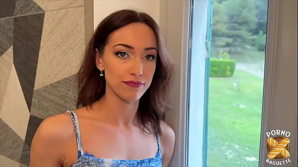 Jade essaye enfin les godes avec une femme