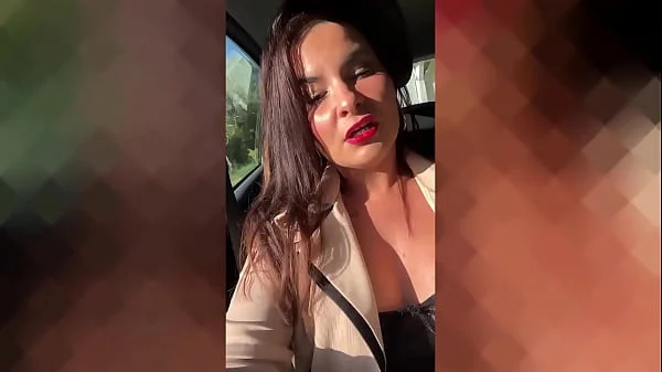 KATALUNA se défonce la chatte avec sa boîte à vitesse et Squirt