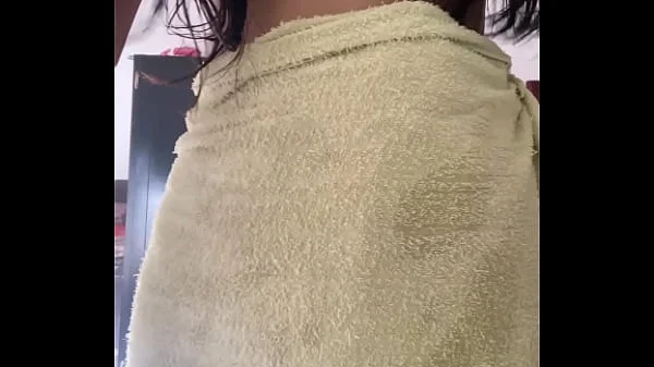 This innocent girl drops the towel. Spy camera. Tenns18