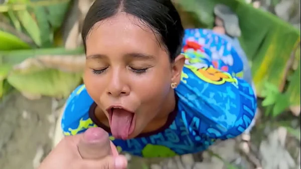 UNA DESCONOCIDA ME DA UNA MAMADA Y SE TRAGA TODO MI SEMEN