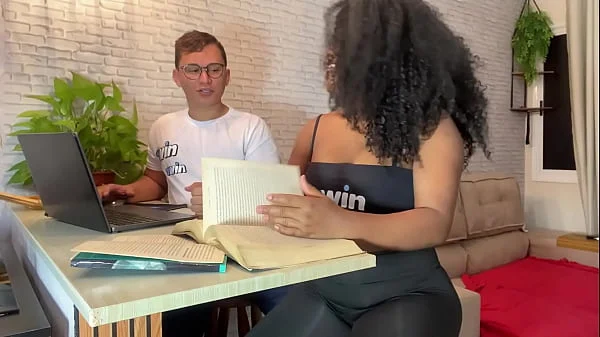 Garoto nerd fode sua colega enquanto estudava para a prova.