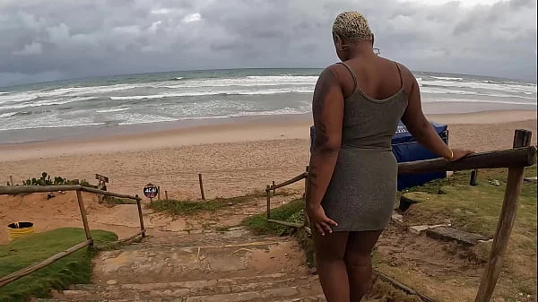 A novinha baiana dando na beira da praia durante o dia