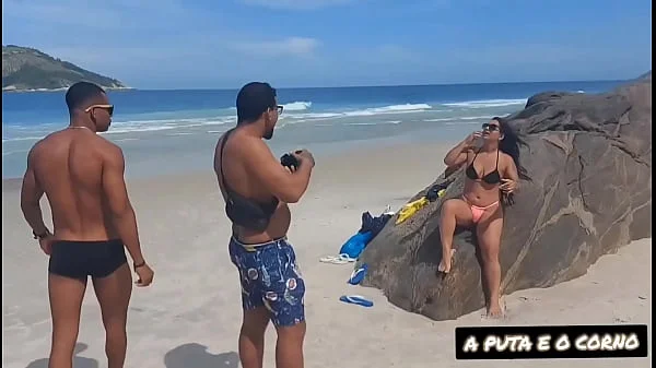 ENSAIO FOTOGRAFICO ACABOU EM MUITO SEXO COM DOIS NEGAO NA PRAIA DE NUDISMO