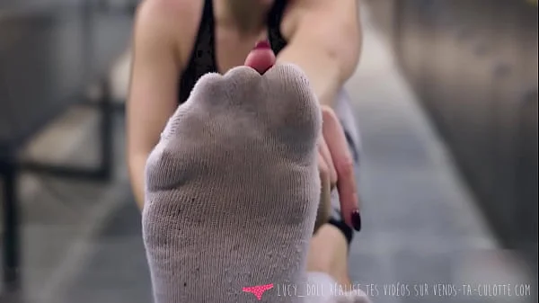 Vends-ta-culotte - Beauté française autoritaire te fait bouffer ses chaussettes sales - Lucy doll