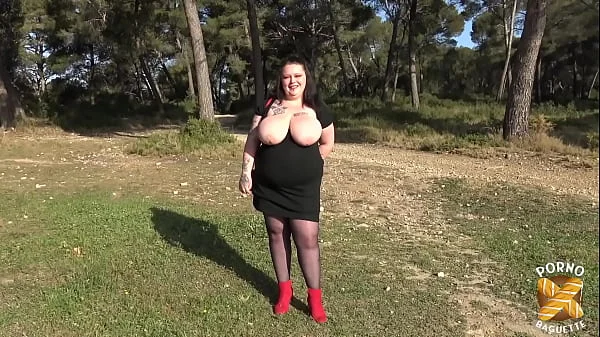 Jade, coquine aux gros seins, est fan de sodomie