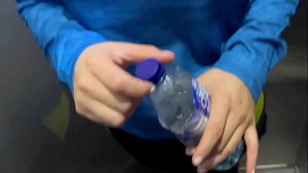 Mi compañera gimnasio y yo nos encontrábamos calientes y terminamos masturbandonos en el baño del gimnasio.