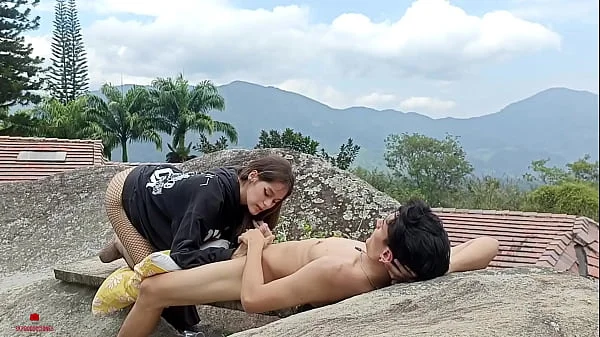 Me follo a la cachonda de mi hermanastra a escondidas de nuestros padres en un viaje familiar.