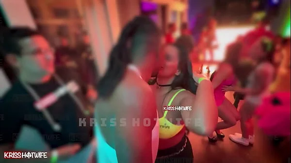 Beijando outro na festa na frente do meu corno / Kissing another at the party in front of my cuckold