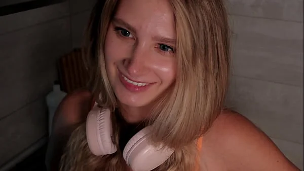 The understanding girl sucked and gave in the kitchen