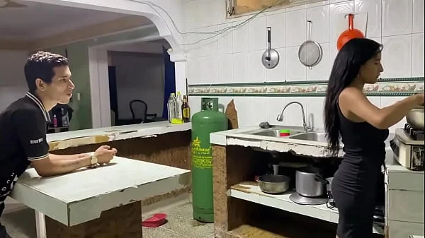 invito a mi prim a comer y termina comiendome mis tetas.
