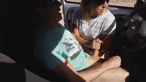 Joven desconocida me masturba en mi auto en la calle