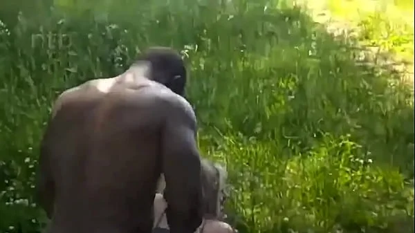 Hermosa esposa con un negro mendigo