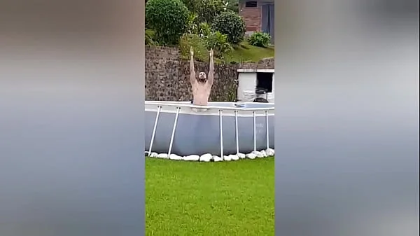 Mi vecina me estaba grabando mientras yo estaba desnudo en mi finca así que me la llevé a adentro de la casa y me follé su coño y la dejé llena de semen