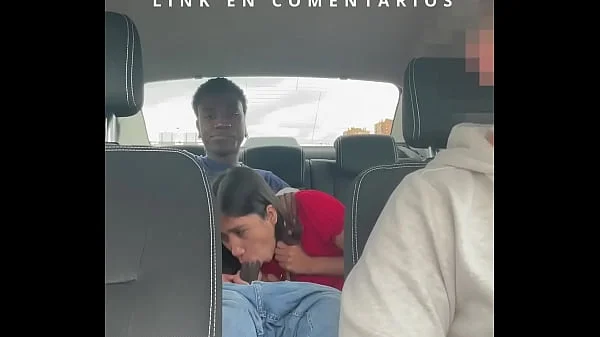 Camara oculta graba a una pareja de jovenes follando en un taxi