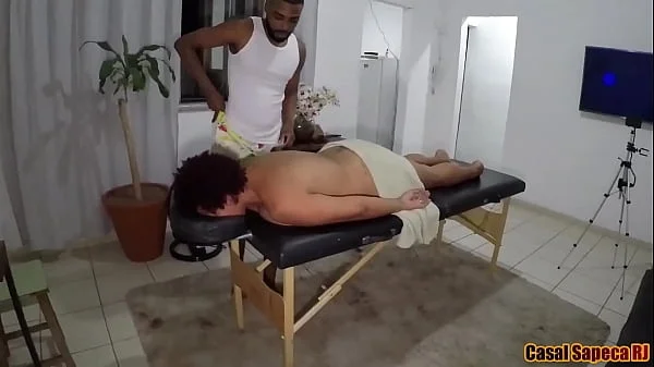 Durante uma massagem relaxante acabei convencendo o massagista a me foder gostoso