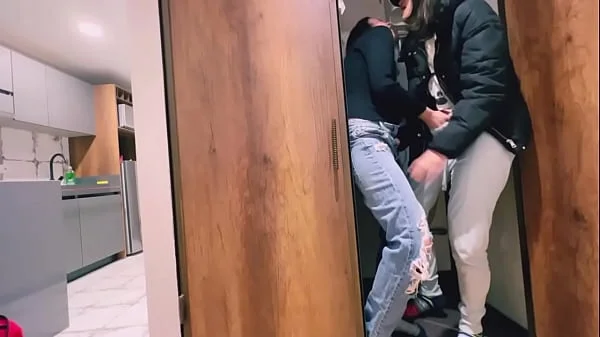 Su mamá no sabe que estoy teniendo sexo en su propio cuarto